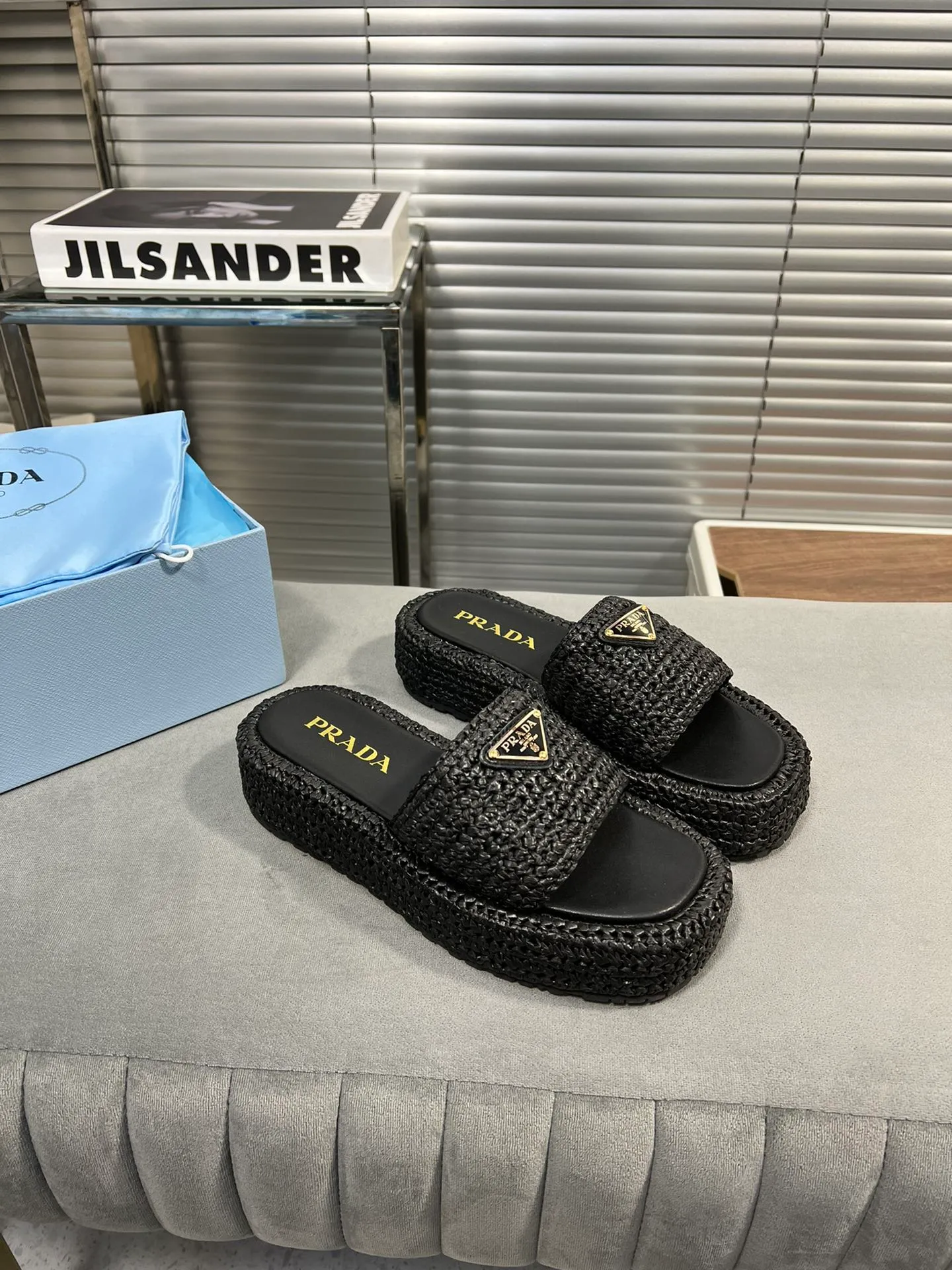 👟👟Ex-factory price 420👟👟 Prada’s new woven shoes and straw slippers! This year's popular straw series, lazy people's must-have slippers, look so good on your feet! ●Material: original uniform grass weave ●Inner padding: sheepskin lining ●Outsole: rubber outsole ●Number of yards: 35～40 (40 41 customized)